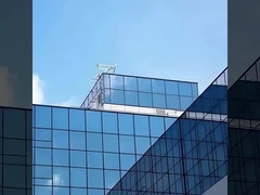 Paroi de rideau à l'avant du magasin