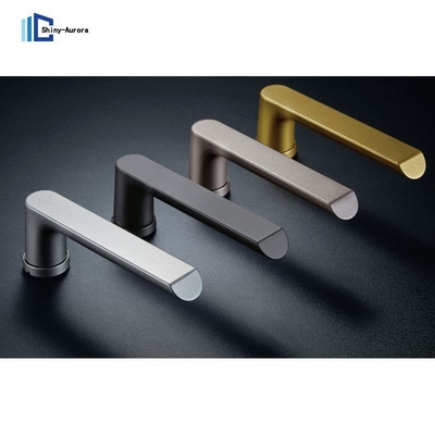 Des poignées de fenêtre en métal moderne, des poignées de porte en aluminium.